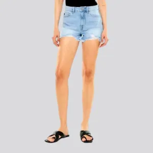 Light-wash grunge denim shorts for ladies